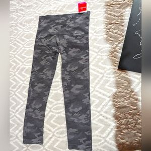 Spanx NWT Look At Me Now seamless M charcoal camo‎ control crop leggings
